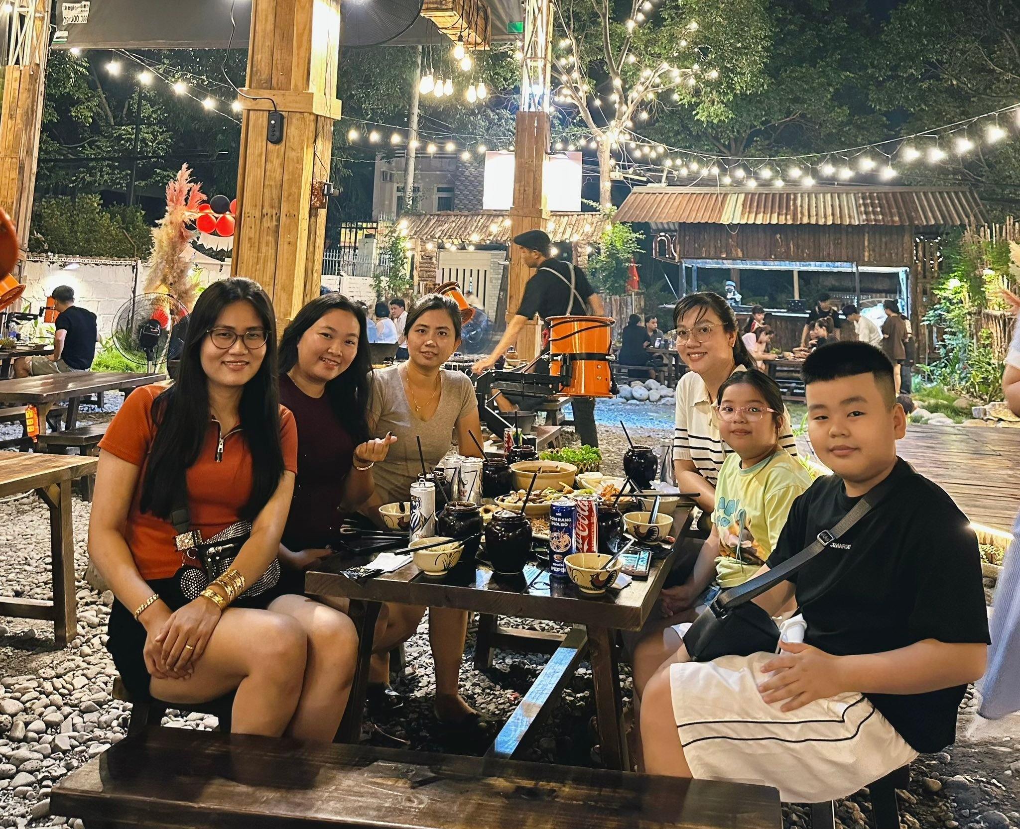 Khách hàng tụ tập vui chơi ăn tối sinh nhật tại Trạm Nướng Bất Ổn
