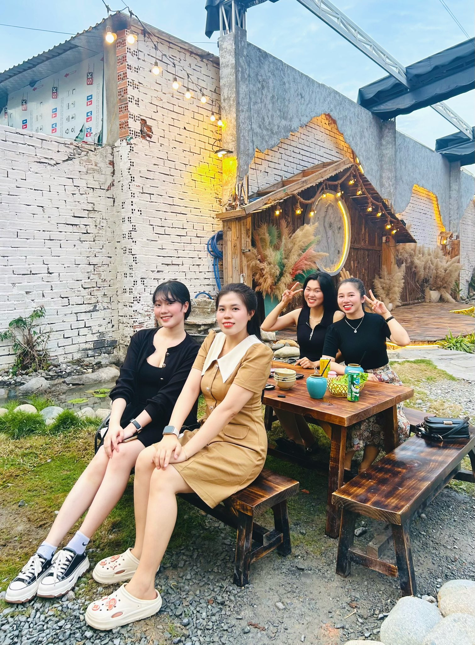 Thịt nướng xèo xèo thơm phức tại bàn ở Trạm Nướng Bất Ổn